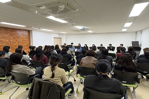 연주를 관람하는 모습