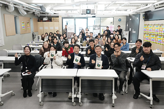 청년이 행복한 로컬 특강을 들은 사람들의 단체 사진