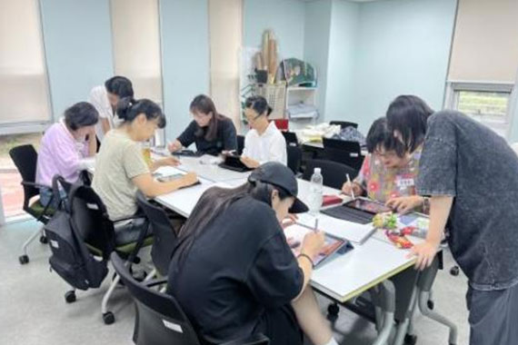 디지털드로잉을 하는 모습