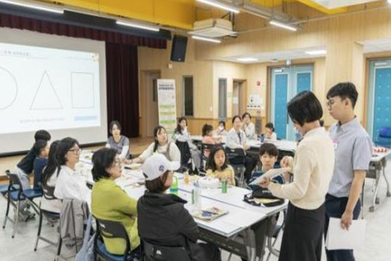 그림책을 제작하기위해 설명듣는 모습