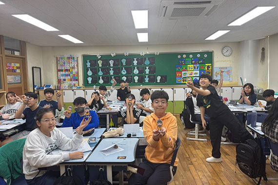 조별을 이뤄 수업에 참여하는 모습