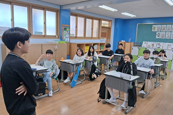 친구들 앞에서 발표하는 모습
