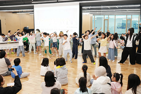 무용을 함께 배워보는 모습