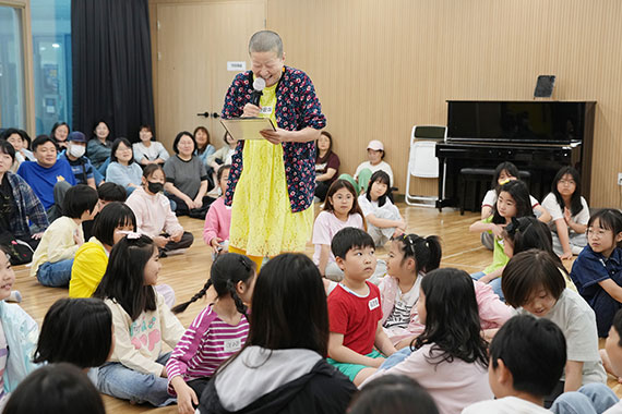 현대무용가 안은미의 설명을 경청하고 있는 아이들의 모습