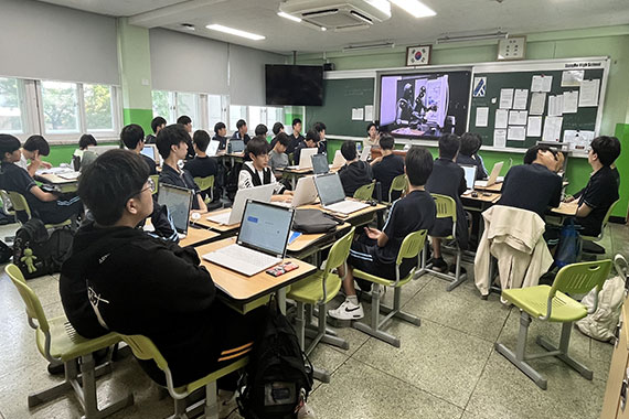 수업을 듣는 모습