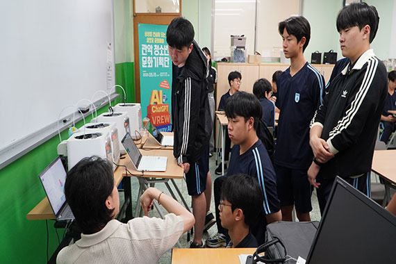 3D프린터에 관해 선생님께 설명을 듣는 모습