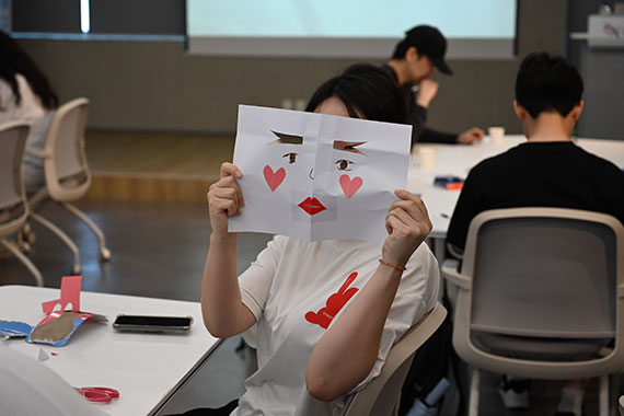 미술수업을 듣는 모습