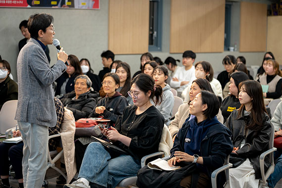 강연을 듣는 모습